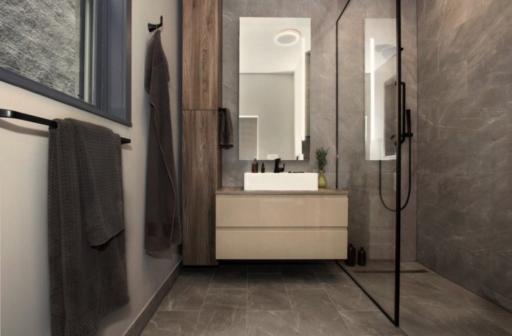 Chicago | East Village Kitchen & Master Bath by Arrital - Italian laminated cabinets, Modern laminated kitchen