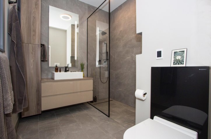 Chicago | East Village Kitchen & Master Bath by Arrital - Modern laminated kitchen, Italian laminated cabinets